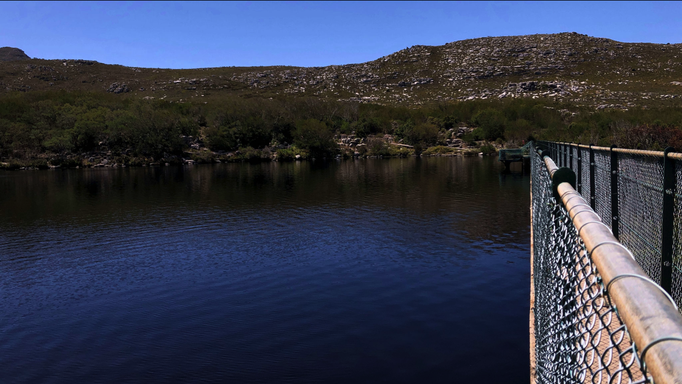 2020 | Kapstadt | Westkap, Tafelberg Nationalpark, «Silvermine Dam»: Blick Richtung Eingang.