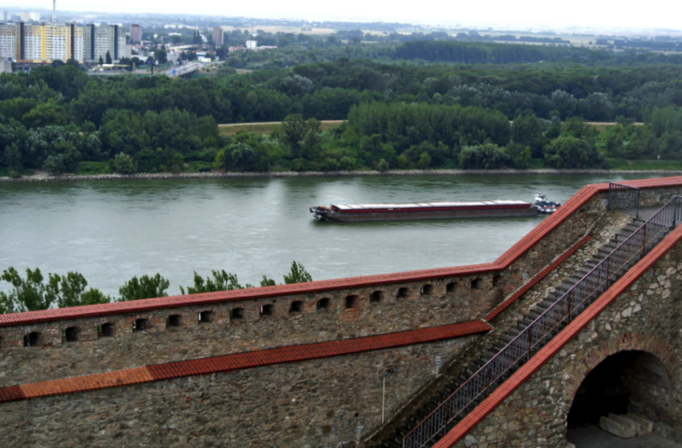 2013 | Fahrradtour Passau-Budapest-Passau, Bratislava: Blick von der «Pressburg» auf's rechte Donau-Ufer.