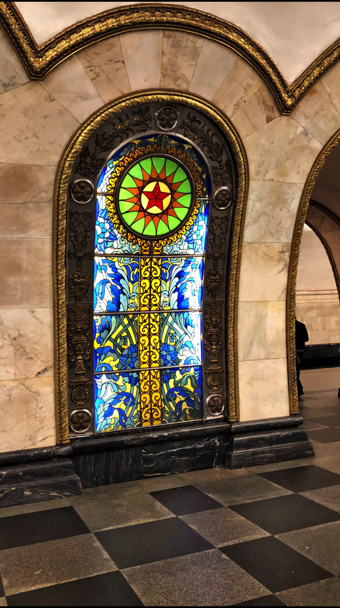 2018 | Moskau, Metro: Station «Novoslobodskaja». 1952. Architekten: A. Duschkin & A. Strelkow.