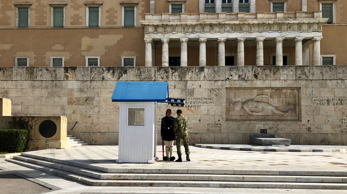 Athen '17 | Altes Schloss - heute Parlament. Schlosswache: Ein Offizier prüft die Uniform und «korrigiert» Mängel.