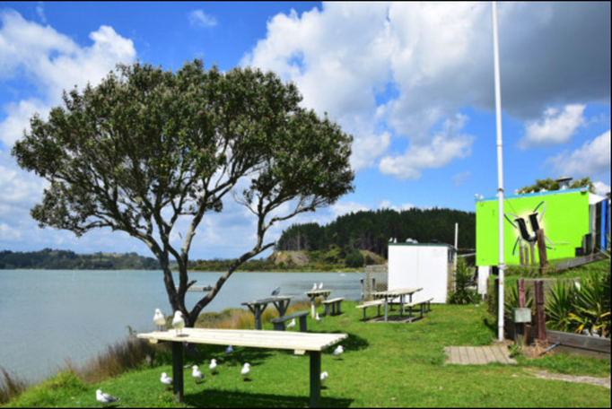 2015 | Neuseeland | «Ohiwa Harbour», Bay of Plenty: Südliche Hälfte von Ohope. «Ohiwa Oyster Farm». Einfache Plätze für den «Direkt-Verzehr».