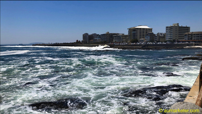 2018 | Kapstadt | Foreshore, «Green Point Promenade»: Bei unruhiger See - Blick über die «Three Anchor Bay».