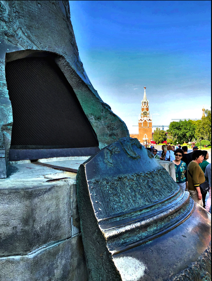 2018 | Moskau, Kreml: «Iwanowskaja-Platz». «Zaren-Glocke». 1733-1735. Gegossen von Iwan & Michail Motorin. Als die Glocke das erste Mal an die Erdoberfläche gehoben wurde, brach ein rund 11'500 kg schweres Stück aus der Glocke heraus.
