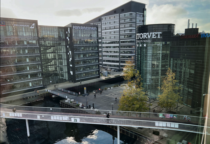 Kopenhagen '21 | Hotel Copenhagen Island». «Balkonsicht». Gleich nebenan: die «Copenhagen Mall» (rechts).
