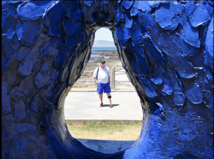 2016 | Kapstadt | «Three Anchor Bay»: Giganto-Skulptur an der Strandpromenade.