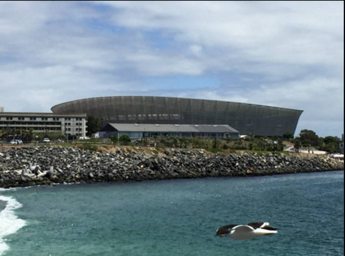 2016 | Kapstadt, V&A Waterfront | Hinter der «V&A Shopping Mall»: Promenade mit Blick auf das für die Fussball-WM 2010 gebaute «Cape Town Stadium».