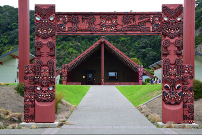 2015 | Neuseeland | «Whakatane», Bay of Plenty: «Mataatua Wharenui» - «The House That Came Home». In Whakatane wieder aufgebautes Maori-Gemeinschaftshaus. 