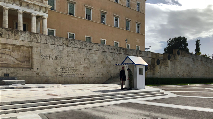 Athen '17 | Altes Schloss - heute Parlament. Schlosswache: Ein Offizier prüft die Uniform und «korrigiert» Mängel.