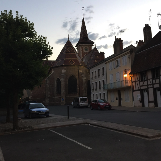 2015 | Fahrradtour «Burgund», Louhans: Kirche «Saint Pierre» mit einem Dach aus mehrfarbigen Ziegeln.
