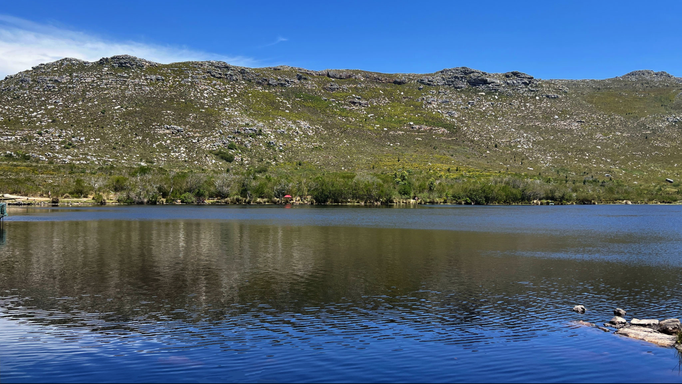 2022 | Kapstadt | «Silvermine Nature Reserve»: Teil des «Tafelberg Nationalparks». Am anderen Ufer einige Badegäste. Man stört sich hier nirgends. Wie gesagt: Nur «Locals», die wissen wie's geht.