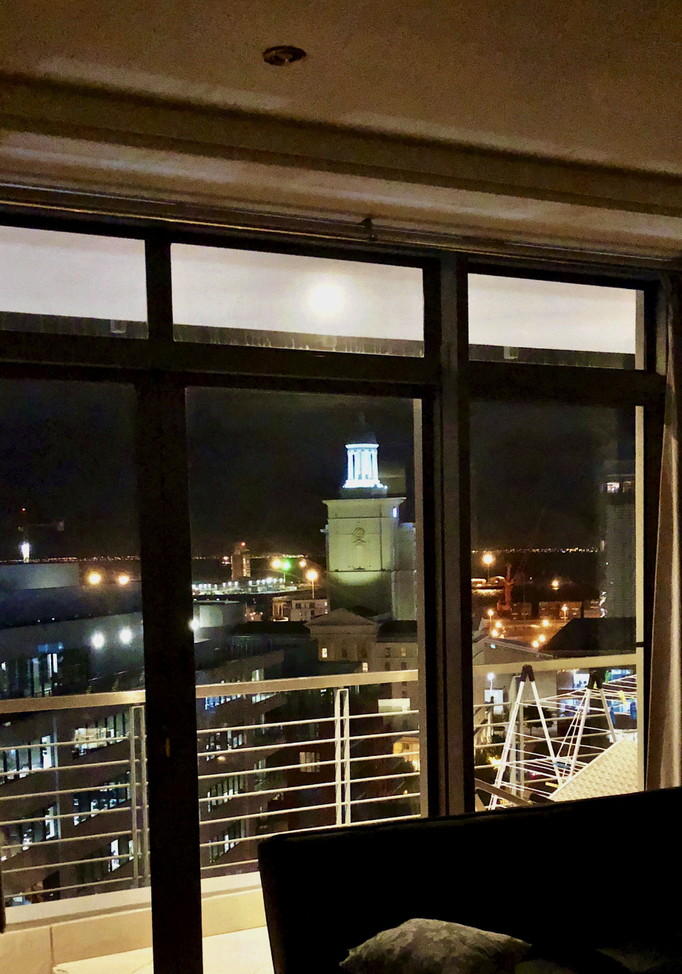 2018 | Kapstadt | Foreshore, «Icon-Building»: «Terrassenblick». Die Auflösung - Der «Southern Sun Hotel Tower» durch's 90° rechts liegende Balkonfenster.