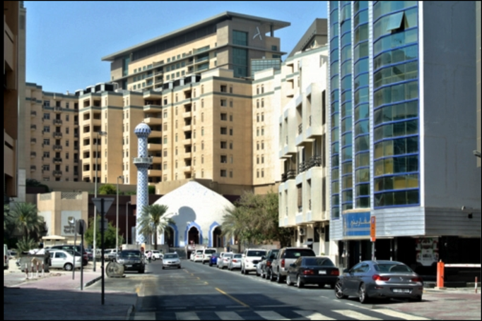 2013 | Dubai | Deira: Moschee umgeben von einem grossen Einkaufszentrum «Al Ghurair Centre».