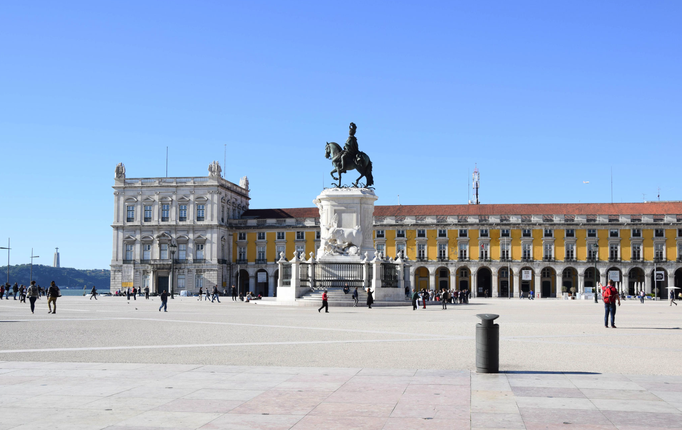 Lissabon '16 | Der «Praça do Comércio» gehört neben dem «Rossio» und der «Praça da Figueira» zu den drei wichtigsten Plätzen innerhalb der «Baixa Pombalina», des aufgrund des Erdbebens von 1755 neu gebauten innerstädtischen Bereichs.