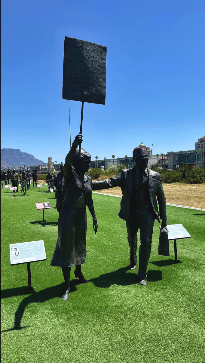 2022 | Kapstadt | Century City, «The Long March to Freedom»: Ausstellung über Afrikas Friedensgeschichte. Jede Persönlichkeit ist in der für sie typischen Haltung dargestellt.