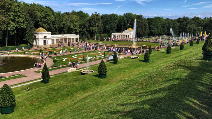 «Schloss Peterhof» '18: Parkansicht mit unzähligen Fontänen. Das Selbstfluss-System arbeitet, wie der Name saget, nur mit dem natürlichen Gefälle und ohne eine einzige Pumpe.