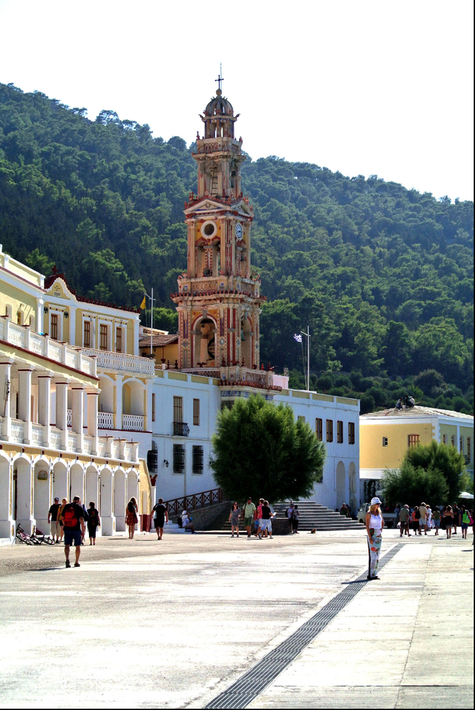 Rhodos '13 | Symi, «Kloster Panormitis»: Mit all seinen Nebengebäuden wirkt es wie der Ausschnitt einer richtigen Stadt; denn das Kloster ist von mehrstöckigen Gästetrakten umgeben.