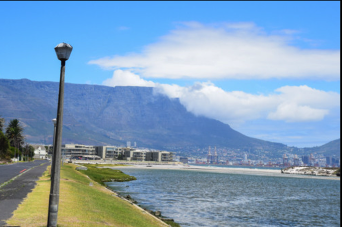 2015 | Südafrika | Westkap, Woodbridge Island: Stimmungsvoller Spazierweg entlang der «Lagoon Beach» mit Sicht auf den Tafelberg.