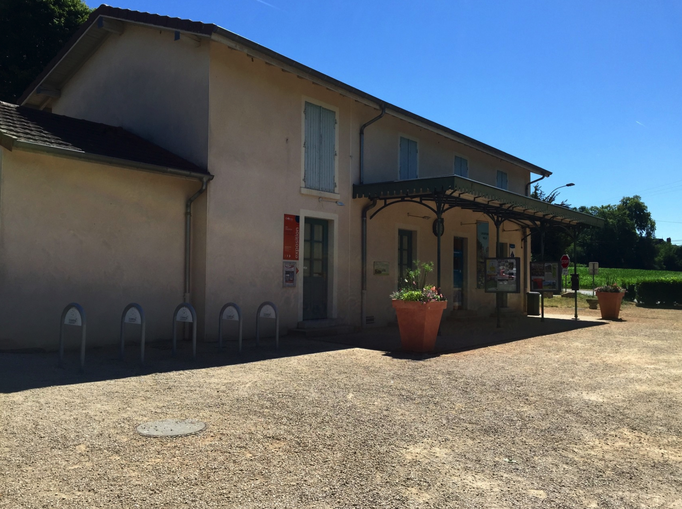2015 | Fahrradtour «Burgund», Charnay-lès-Macôn: Der letzte stillgelegte und umgenutzte Bahnhof auf unserer Route.