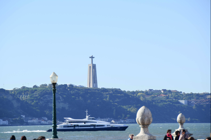 Lissabon '16 | Statue von Cristo Rey: 109 m hoch, von Salazar als Danksagung für die fehlende Einbeziehung von Portugal im 2. Weltkrieg in Auftrag gegeben. Es zeigt «Cristo Rey» mit offenen Armen - eine klare Anspielung an «Cristo Rey» in Rio de Janeiro.