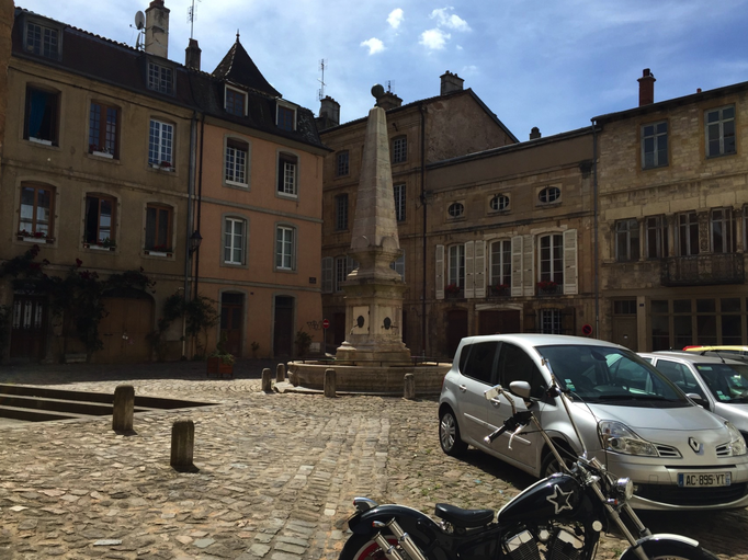 2015 | Fahrradtour «Burgund», Cluny: 2. Etappenort der Tour. Immer noch über 40° C. Altstadt-Idylle.