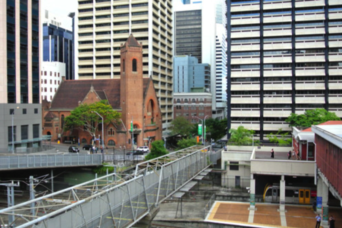 Australien '14 | Brisbane, Queensland: Unten moderne U-Bahn - darüber alte Kirche zwischen modernen Geschäftshäusern.