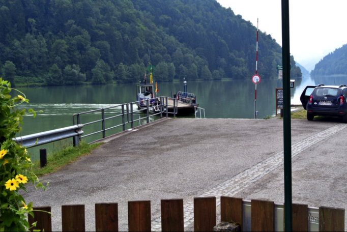 2013 | Fahrradtour Passau-Budapest-Passau, Egerhartszell: Eine der vielen Fähren über die Donau.