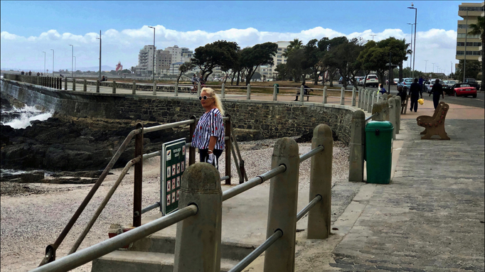 2019 | Kapstadt | Foreshore, «Sea-Point», Three Anchor Bay: «Draussen auf dem Meer» ist immer etwas los ...