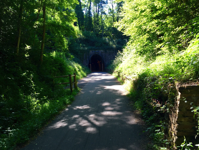 2015 | Fahrradtour «Burgund», Sologny: Auf der 3. Etappe immer der stillgelegten Bahntrasse entlang. Und durch einen 1,6 km langen Ex-Bahntunnel. Tolle Abkühlung bei dieser Hitze! 