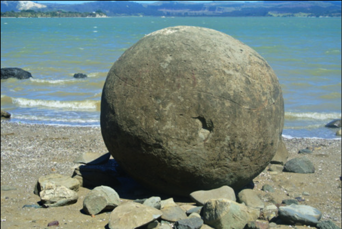 2014 | NZ Nordinsel | «Opononi», Far north District, Northland Region: Riesige Steinkugeln (Moeraki Boulders). Durchmesser bis zu 3 m.