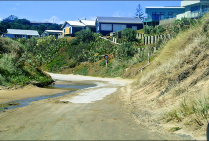 2014 | NZ Nordinsel | Kaipara-Distrikt, «Baylys Beach»: Einer der ungepflegtesten, langweiligsten Orte auf der gesamten Reise!