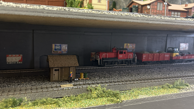 Einfahrt in 10-gleisigen Schattenbahnhof.