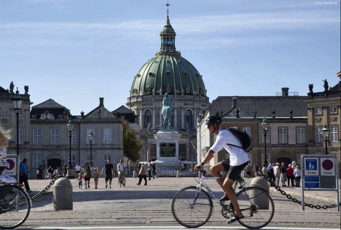 Kopenhagen '21 | Schloss «Amalienborg». Es besteht aus 4 identischen Gebäuden. Hier wohnt Ihre Majestät die Königin.