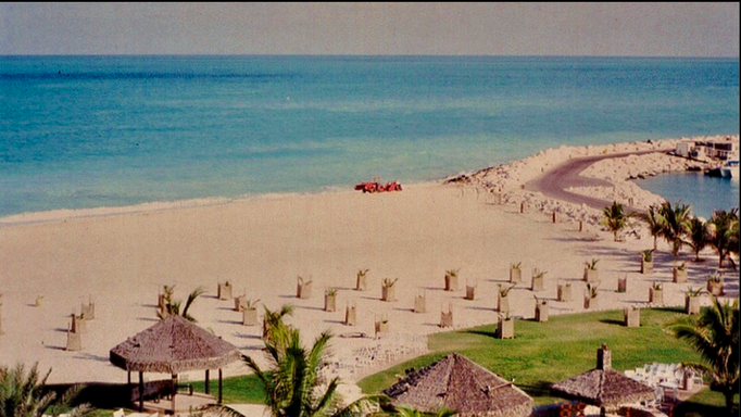 1988 | Dubai | Jebel Ali Beach Resort:  Der «Strandstaubsauger» im Einsatz.