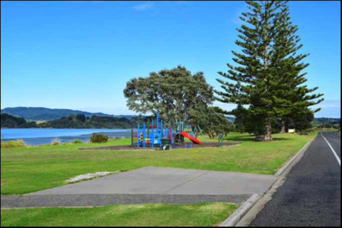 2015 | Neuseeland | «Ohope Beach», Whakatane, Bay of Plenty: An der Hauptstrasse. Öffentlicher Spielplatz. Immer sauber & gepflegt. Typisch Kiwi!