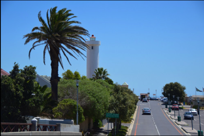 2015 | Südafrika | Westkap, Milnerton: Über die Brücke nach Woodbridge Island. Deaktivierter, schön zurecht gemachter Leuchtturm.