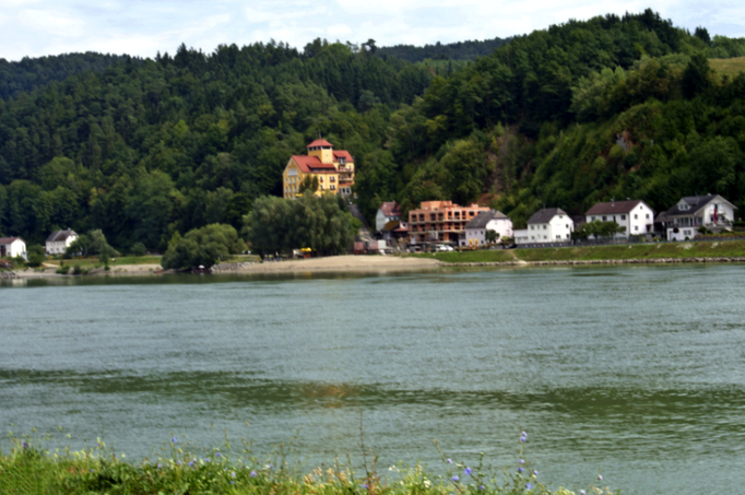 2013 | Fahrradtour Passau-Budapest-Passau, Brandstatt: Kurze Rast nach dem Start. Blick über die Donau.