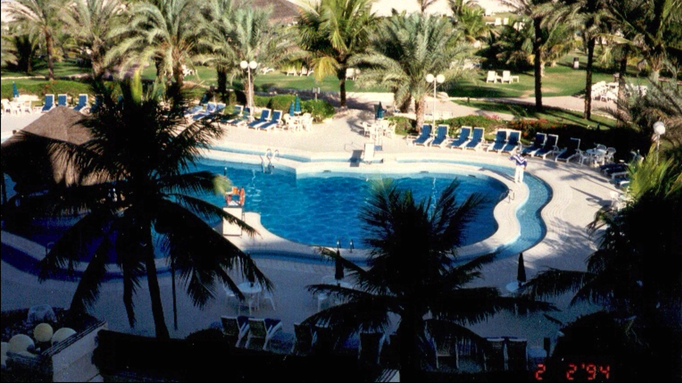 1990 | Dubai | Jebel Ali Beach Hotel: «Terrassenblick» auf die Poolanlage.