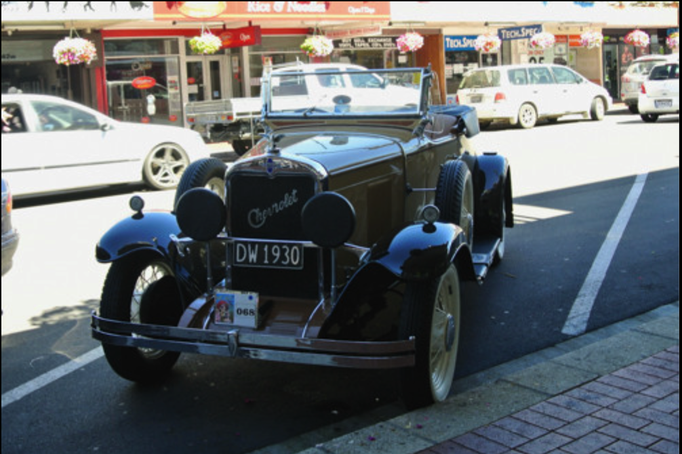 2014 | NZ Nordinsel | «Hastings», Hawke's Bay: Gepflegte Oldtimer - Alltag im NZ-Strassenverkehr.