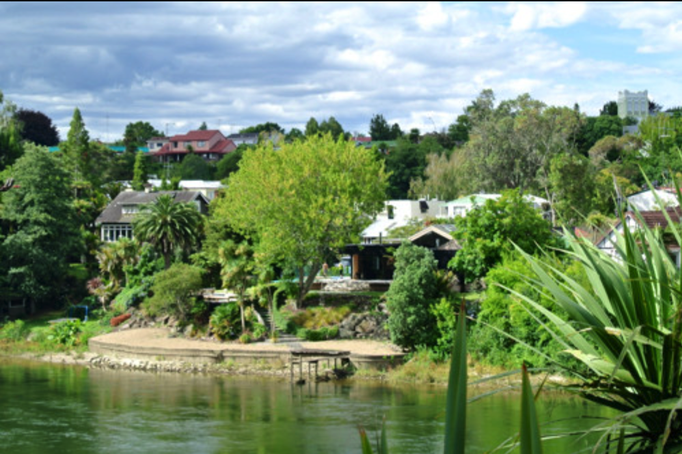 2014 | NZ Nordinsel | «Hamilton City», Hamilton: Gepflegtes Wohnen am «Waikato River».