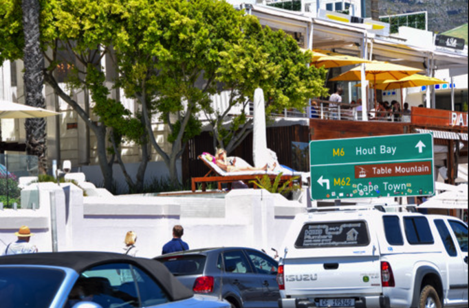 2016 | Kapstadt | Camps Bay: Sonnenliegen des Fünfsterne-Hotels «The Bay Hotel» mit Glasabschrankung direkt an der Haupstrasse. Was für ein Luxus!??!