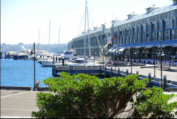 Australien '14 | Sydney, New South Wales: «Darling Harbour». Edel-Apartments mit Anlegeplatz direkt vor der Tür.