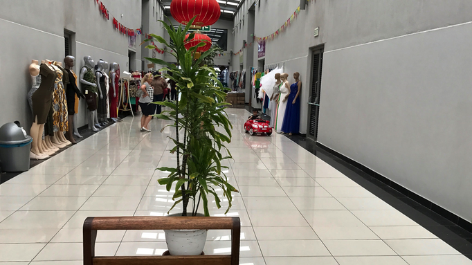2017 | Kapstadt | Milnerton, «Cape Grand China»: Chinesisches Einkaufszentrum. Hinten rechts im Bild - ein Kleinkind fährt ganz alleine mit dem eCar durch die Gänge.