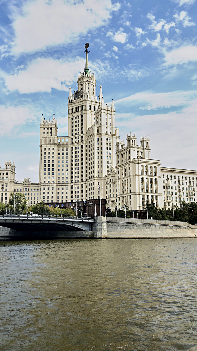 2018 | Moskau, Flussrundfahrt | Moskwa | Hochhaus am Kotelnitscheskaja-Ufer.