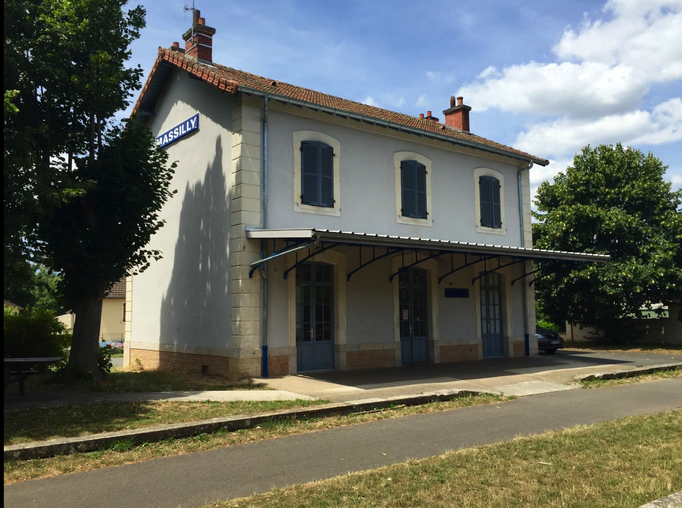 2015 | Fahrradtour «Burgund», Massilly: Der Radweg führt zum grössten Teil entlang einer stillgelegten Bahnstrecke. Privat umgenutzter Bahnhof.