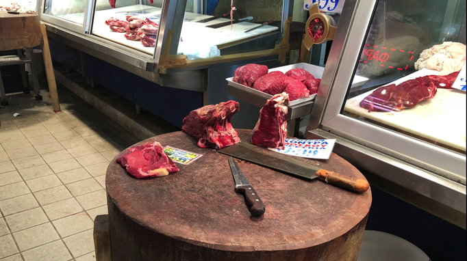 Athen '17 | «Central Market». Athens berühmter Fleisch- und Fischmarkt. Fleischzubereitung auf «offener Strasse».