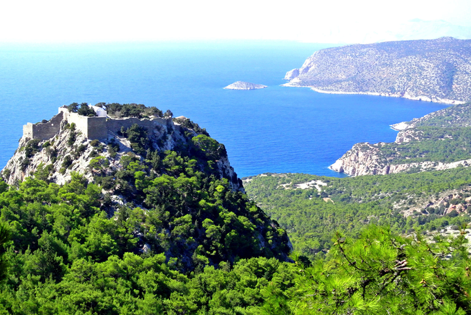 Rhodos '13 | Monolithos: Die Byzantiner errichteten etwa 1,5 km südwestlich des heutigen Ortes eine Feste, die 1467 von den Johannitern erweitert und nie eingenommen wurde.