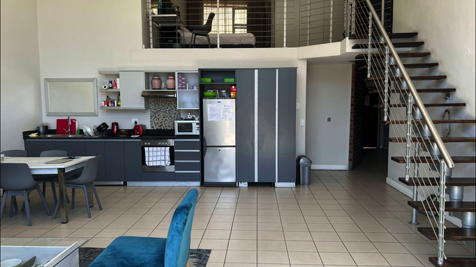 2022 | Kapstadt | Green Point, «The Rockwell»: Der geräumige Wohnbereich mit praktische eingerichteter Küche. Im oberen Stock der eine Schlafraum mit Badezimmer/Toilette.