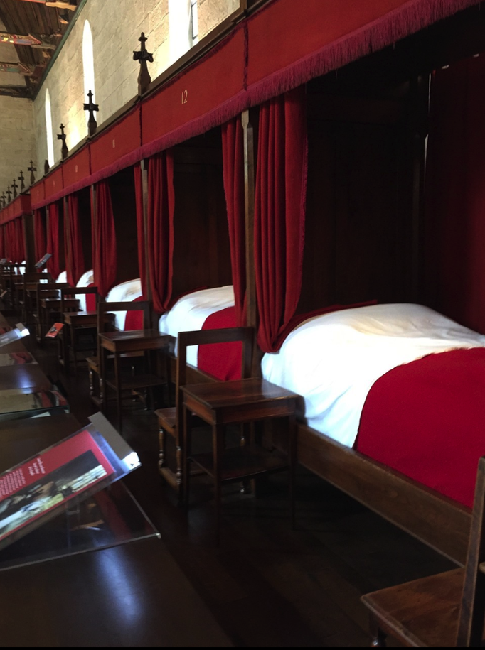 2015 | Fahrradtour «Burgund», Beaune: Innenhof des «Hospices de Beaune», «Musée de l'Hôtel-Dieu». Das Krankenlager im «Saal der Armen».