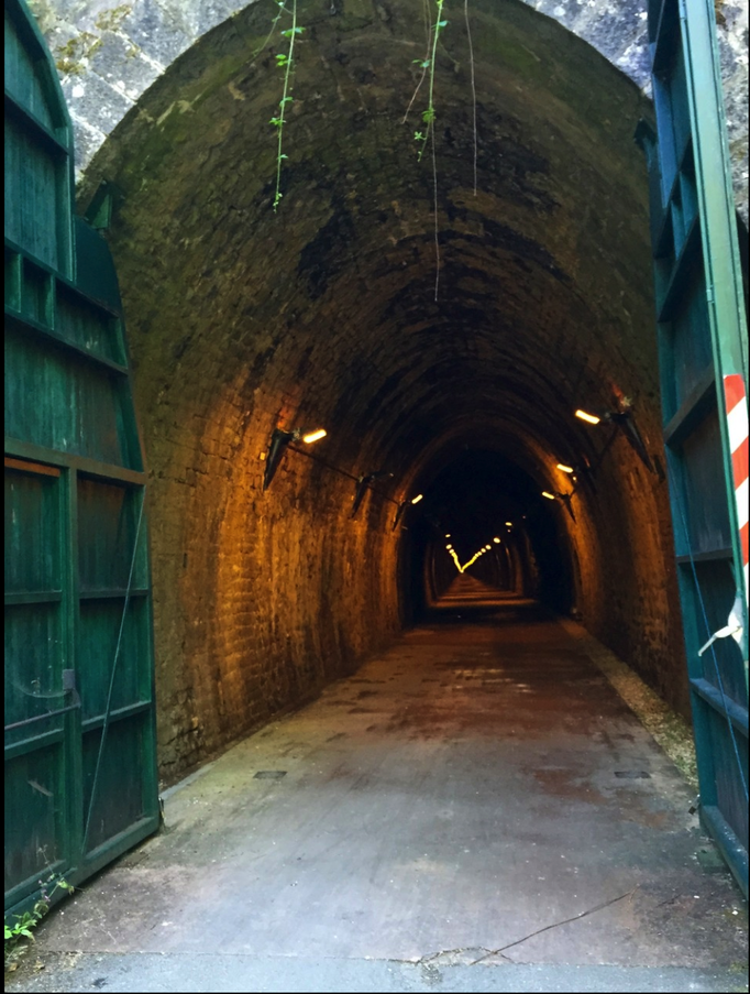 2015 | Fahrradtour «Burgund», Sologny: Auf der 3. Etappe immer der stillgelegten Bahntrasse entlang. Und durch einen 1,6 km langen Ex-Bahntunnel. Tolle Abkühlung bei dieser Hitze! 