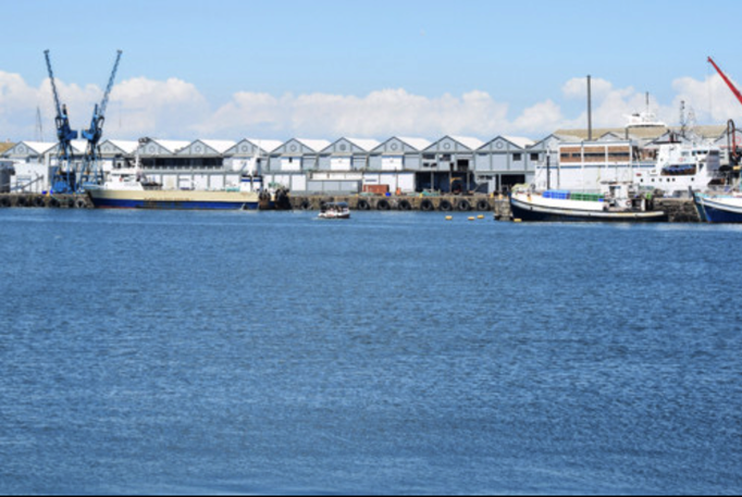 2015 | Südafrika | Westkap, Kapstadt, Waterfront: Blick über die Bucht zu den vielen gewerblichen Klein- und Mittelbetrieben.